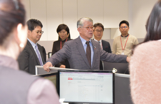 지난 12일 최신원 SK네트웍스 회장이 워커힐 면세본부를 방문해 시내면세점 입찰 준비 상황과 내년 경영계획을 점검하고 있다. <SK네트웍스 제공>